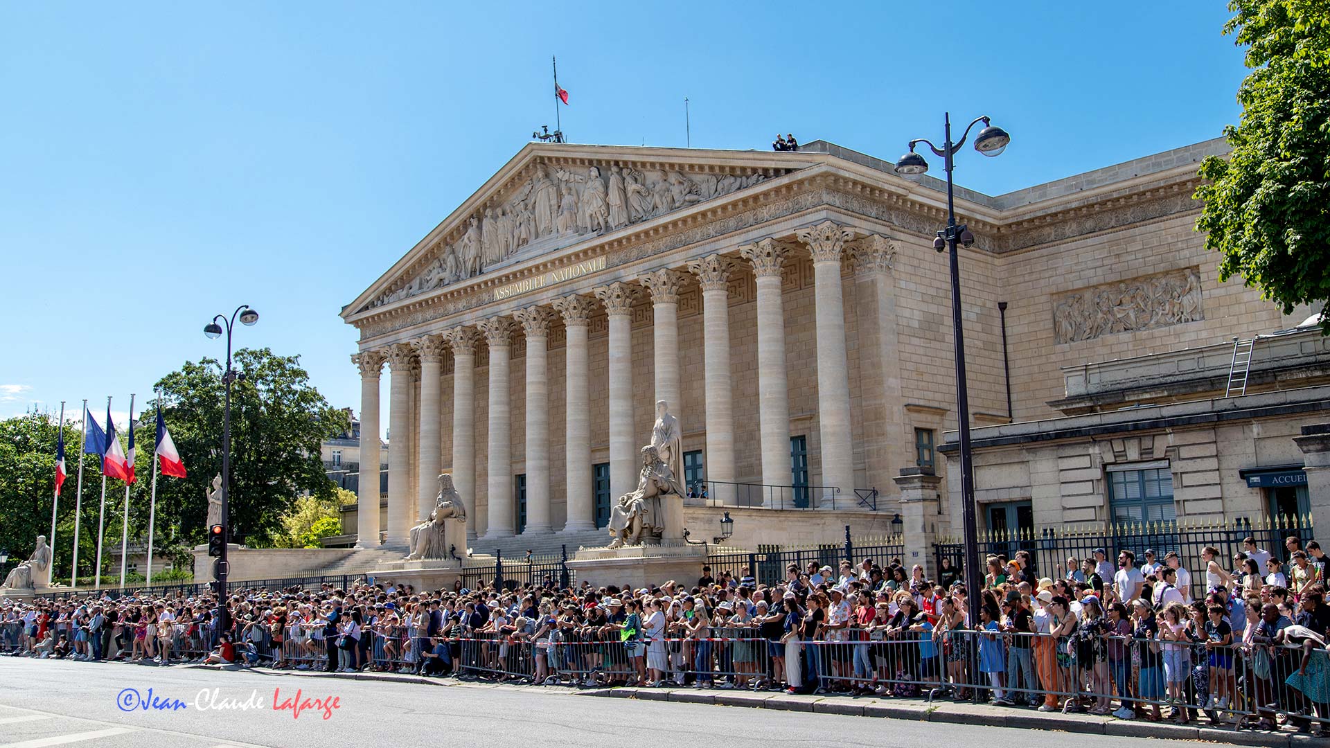 Les spectateurs ne peuvent pas accéder aux Champs-Elysées pour voir le défilé militaire (j'en fait partie). 